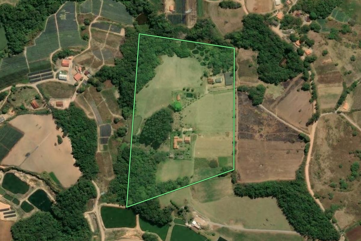Imagem de satélite do imóvel rural em Piedade (SP), com o contorno declarado no CAR desenhado por cima.