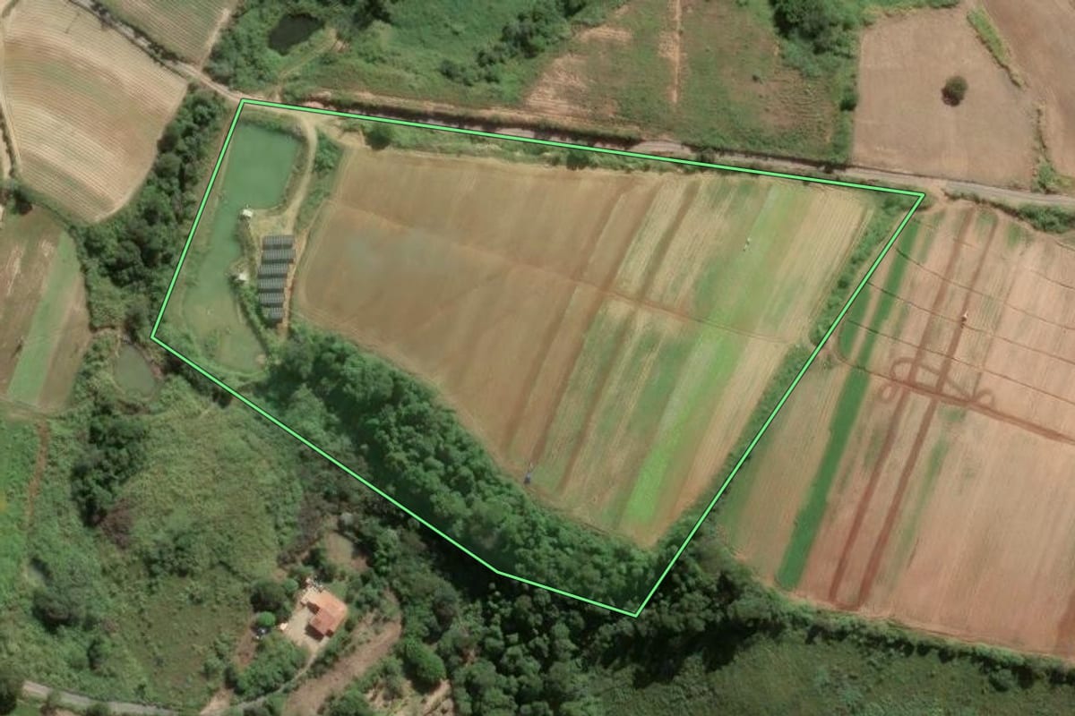 Imagem de satélite do imóvel rural em Piedade (SP), com o contorno declarado no CAR desenhado por cima.