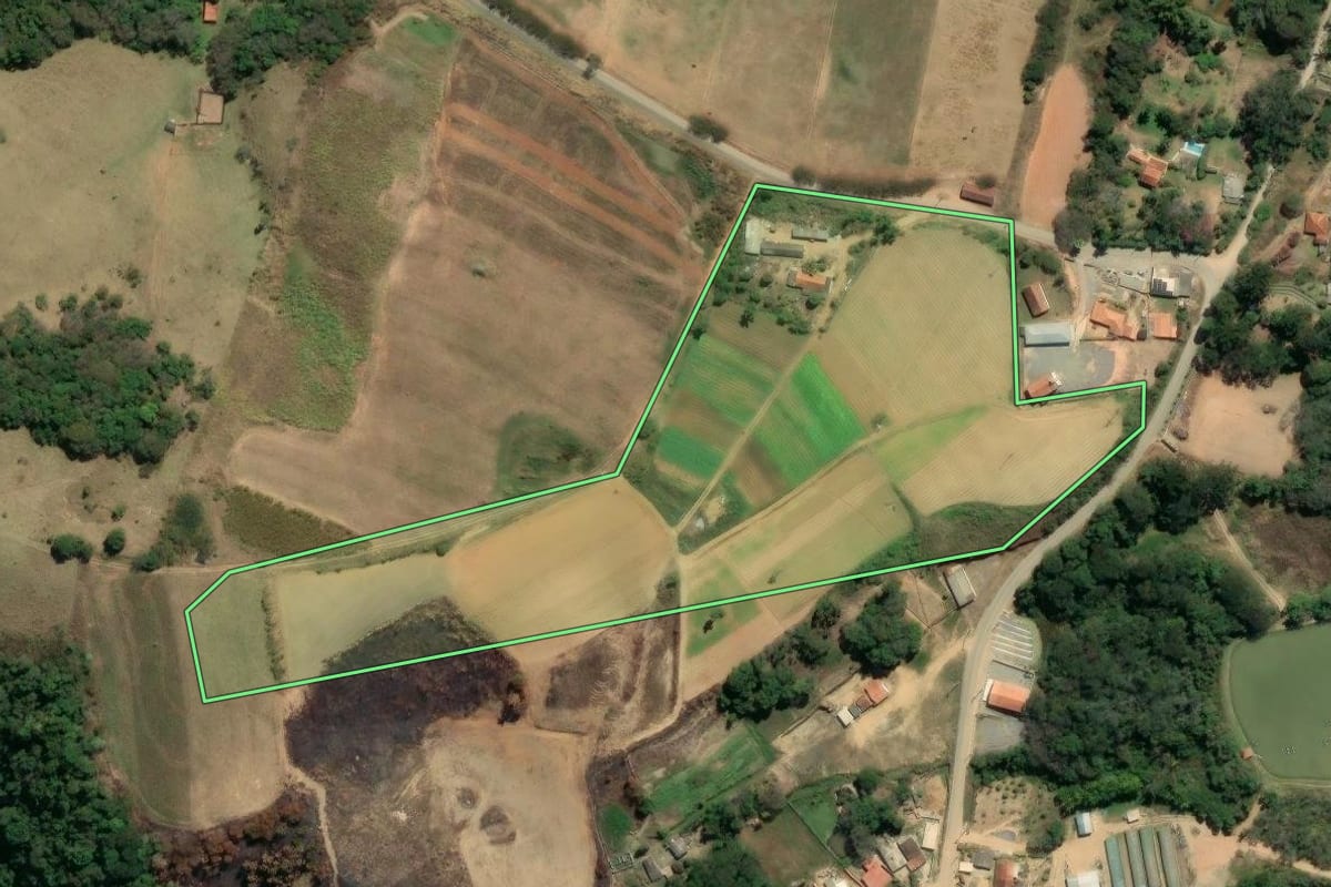 Imagem de satélite do imóvel rural em Piedade (SP), com o contorno declarado no CAR desenhado por cima.