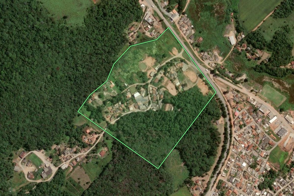 Imagem de satélite do imóvel rural em Piedade (SP), com o contorno declarado no CAR desenhado por cima.