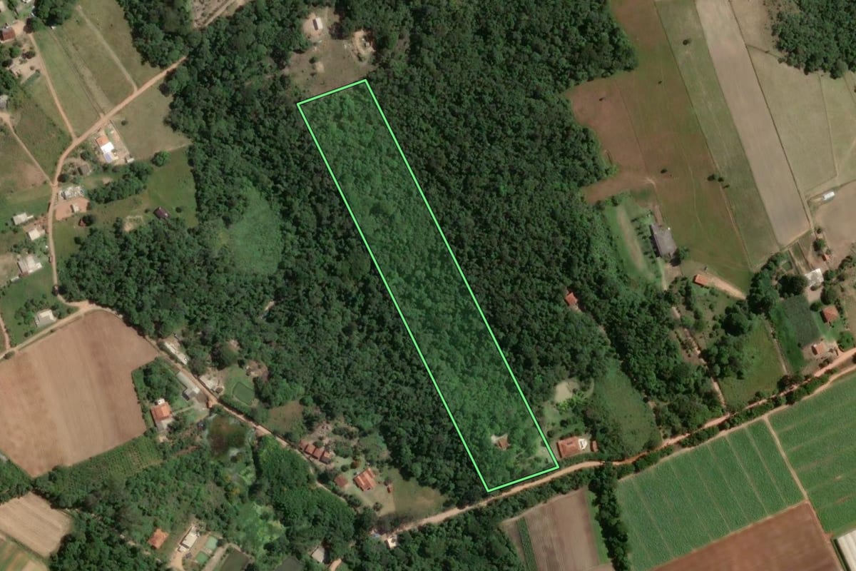 Imagem de satélite do imóvel rural em Piedade (SP), com o contorno declarado no CAR desenhado por cima.