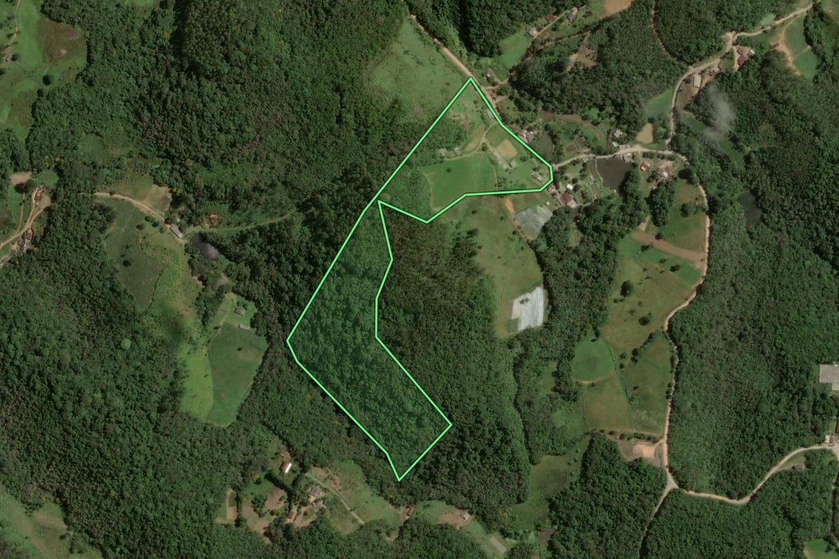 Imagem de satélite do imóvel rural em Piedade (SP), com o contorno declarado no CAR desenhado por cima.