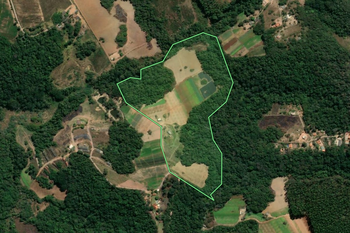 Imagem de satélite do imóvel rural em Piedade (SP), com o contorno declarado no CAR desenhado por cima.