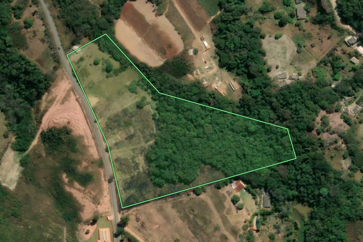 Imagem de satélite do imóvel rural em Piedade (SP), com o contorno declarado no CAR desenhado por cima.