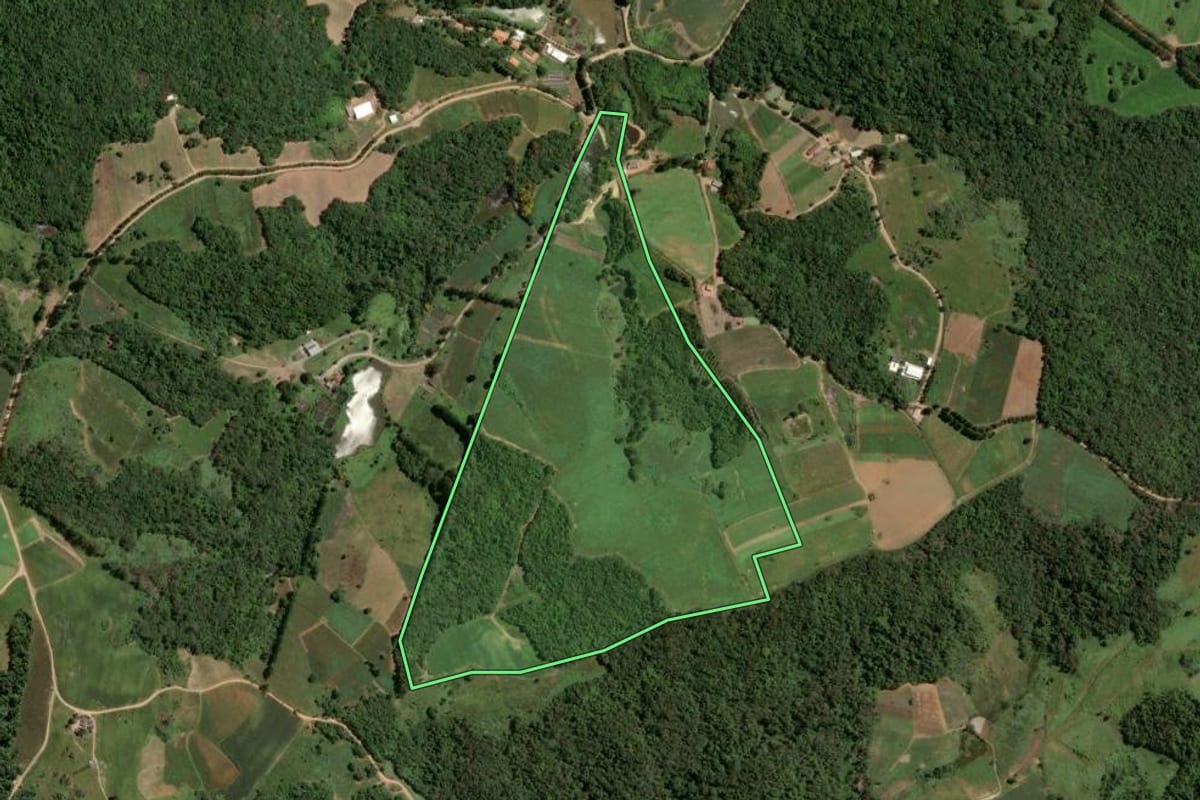 Imagem de satélite do imóvel rural em Piedade (SP), com o contorno declarado no CAR desenhado por cima.