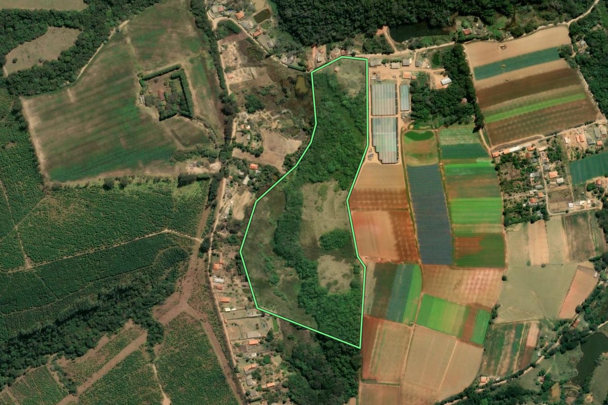 Imagem de satélite do imóvel rural em Piedade (SP), com o contorno declarado no CAR desenhado por cima.