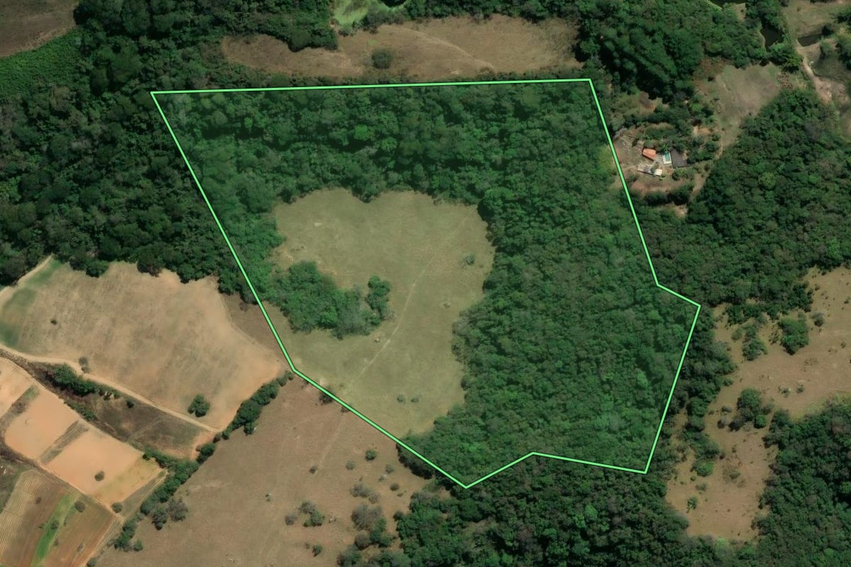 Imagem de satélite do imóvel rural em Piedade (SP), com o contorno declarado no CAR desenhado por cima.