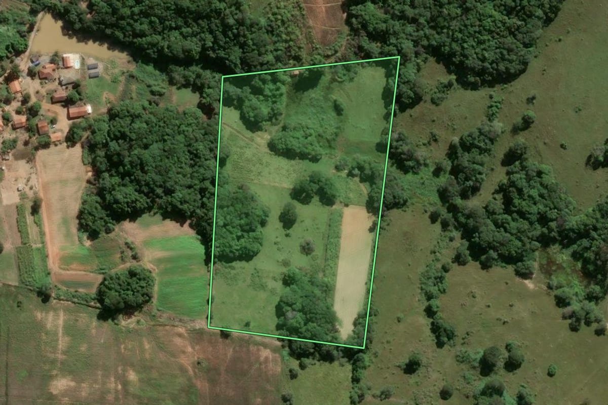 Imagem de satélite do imóvel rural em Piedade (SP), com o contorno declarado no CAR desenhado por cima.