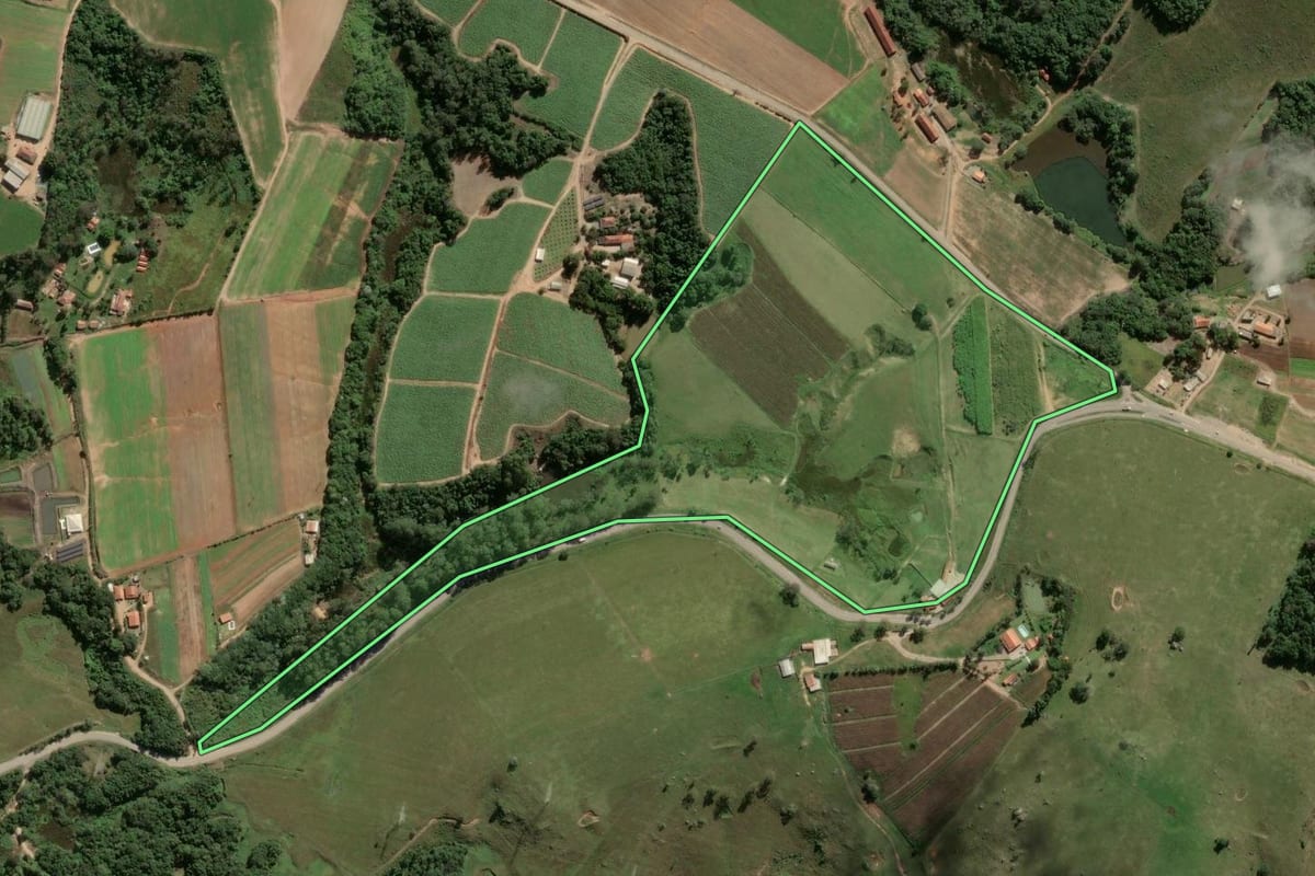 Imagem de satélite do imóvel rural em Piedade (SP), com o contorno declarado no CAR desenhado por cima.