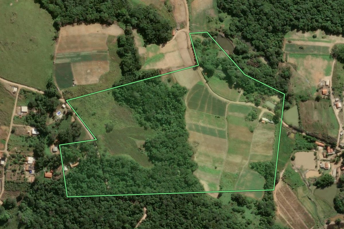 Imagem de satélite do imóvel rural em Piedade (SP), com o contorno declarado no CAR desenhado por cima.