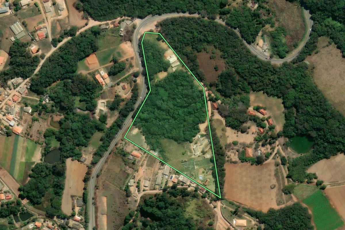 Imagem de satélite do imóvel rural em Piedade (SP), com o contorno declarado no CAR desenhado por cima.