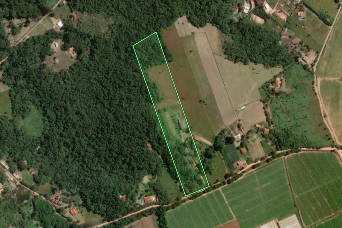 Imagem de satélite do imóvel rural em Piedade (SP), com o contorno declarado no CAR desenhado por cima.