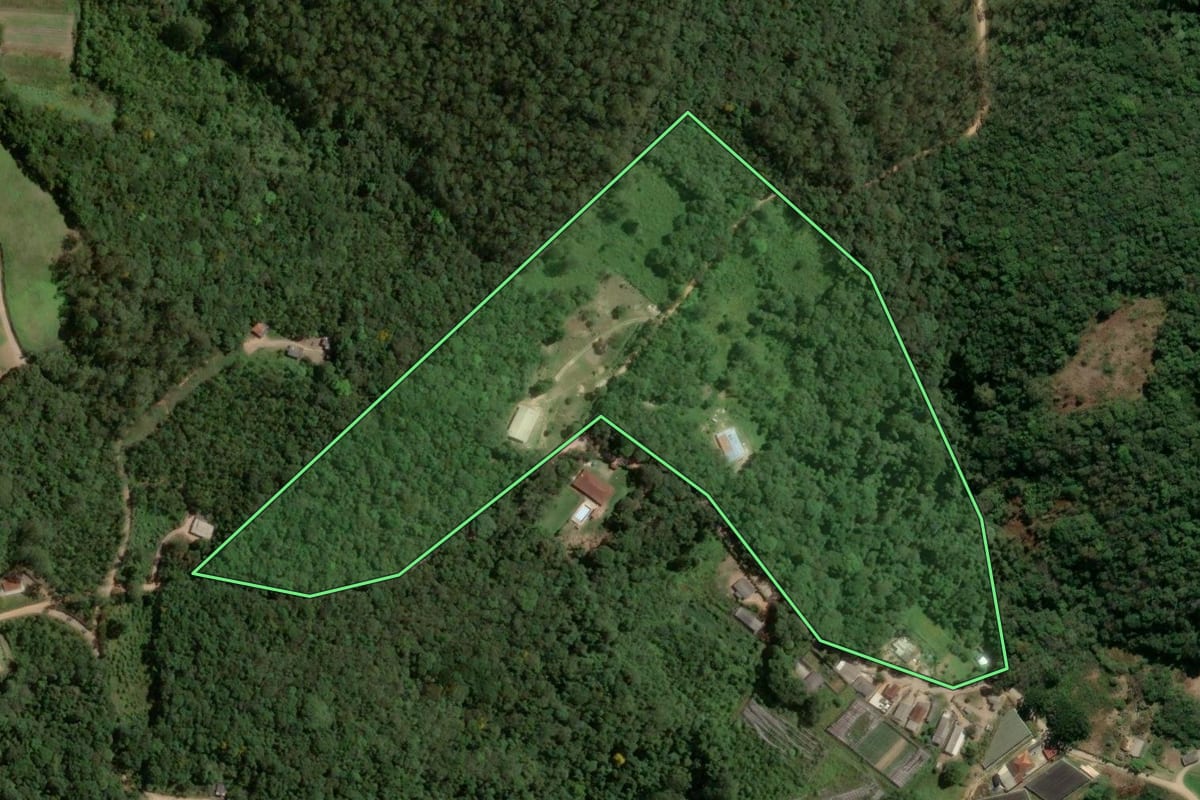 Imagem de satélite do imóvel rural em Piedade (SP), com o contorno declarado no CAR desenhado por cima.