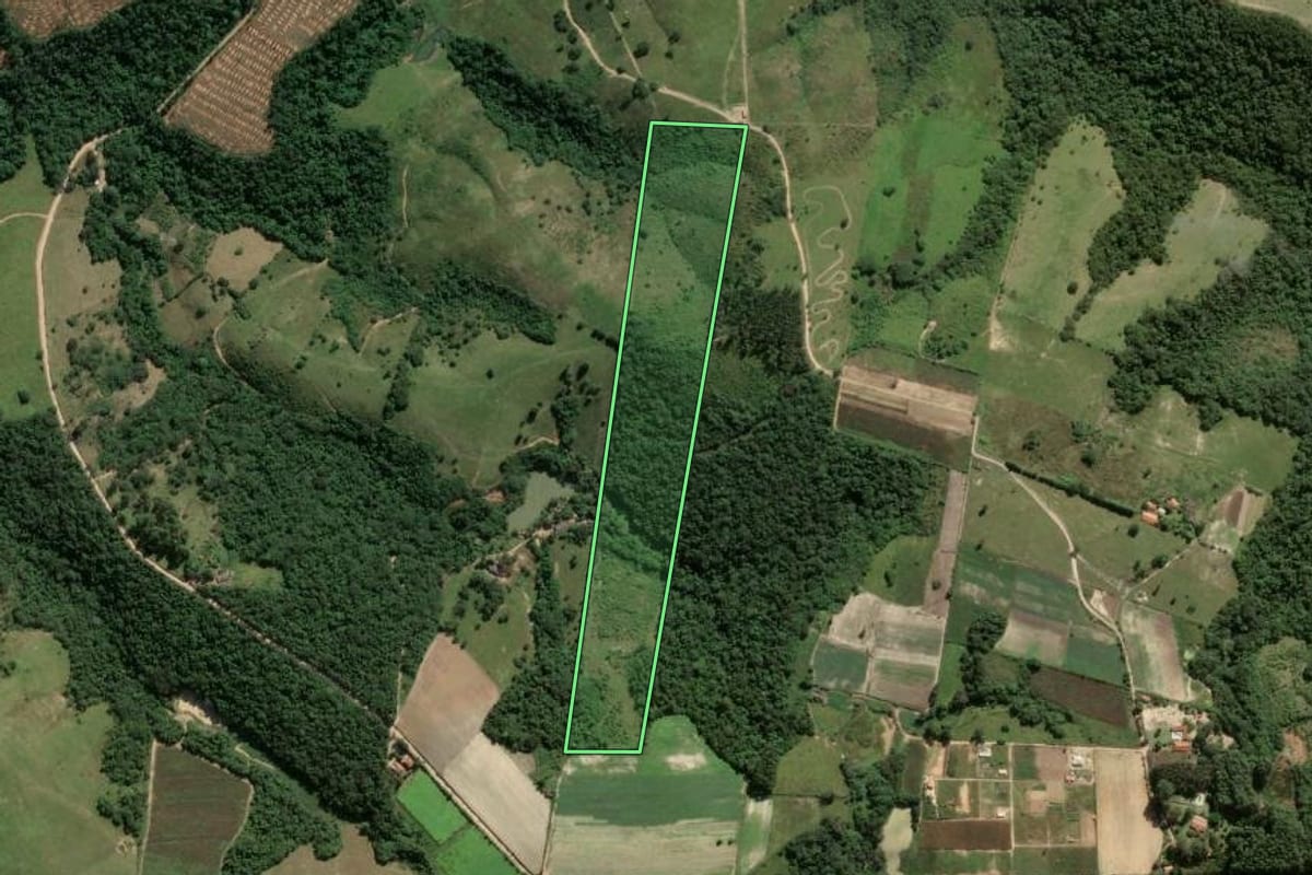Imagem de satélite do imóvel rural em Piedade (SP), com o contorno declarado no CAR desenhado por cima.