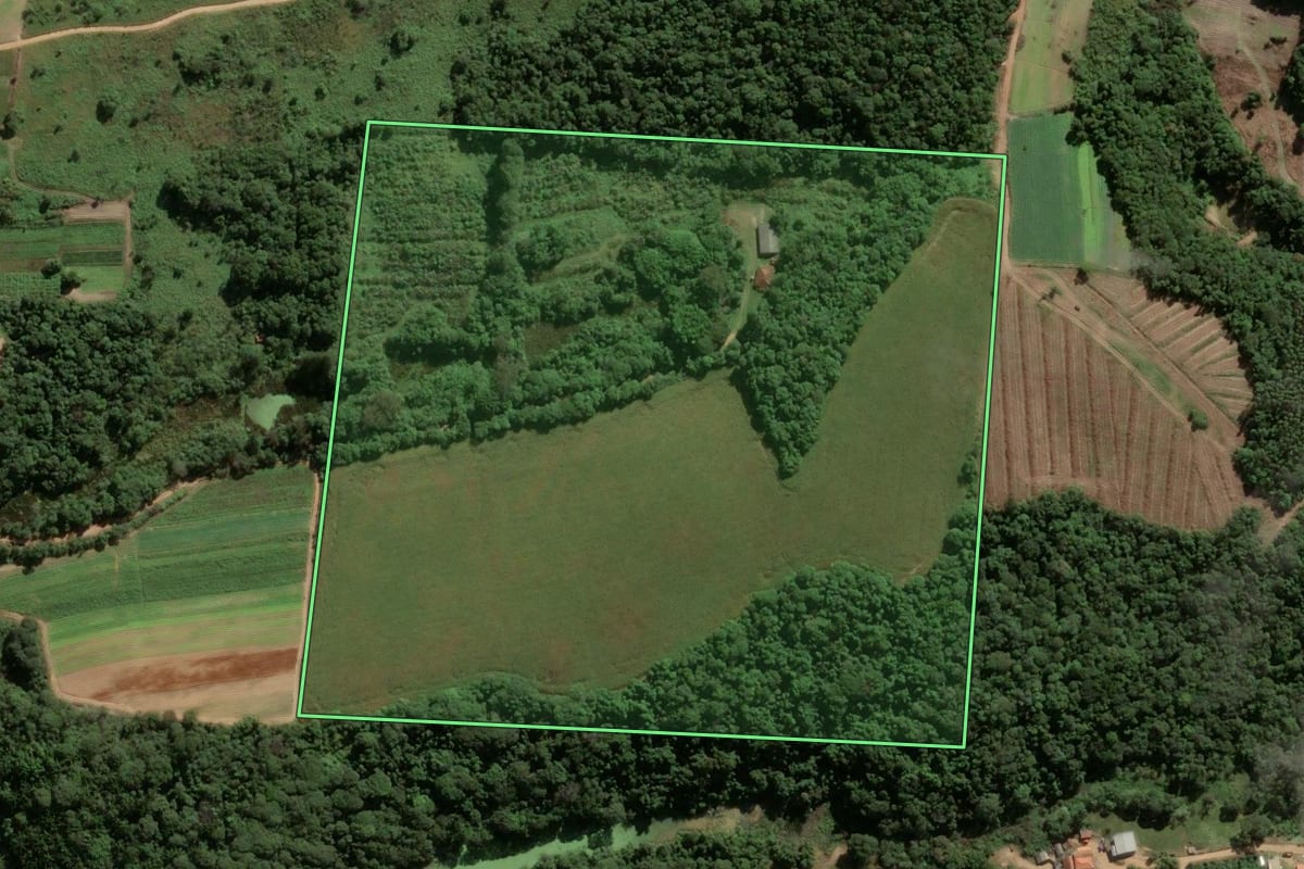 Imagem de satélite do imóvel rural em Piedade (SP), com o contorno declarado no CAR desenhado por cima.