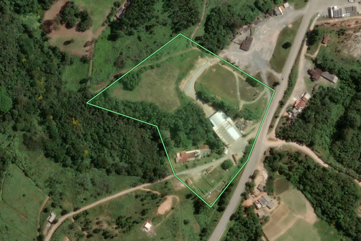 Imagem de satélite do imóvel rural em Piedade (SP), com o contorno declarado no CAR desenhado por cima.