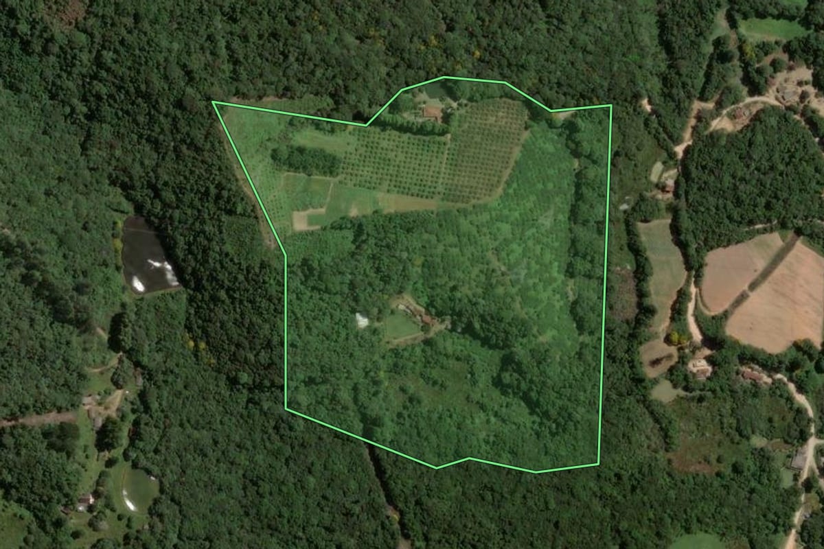 Imagem de satélite do imóvel rural em Piedade (SP), com o contorno declarado no CAR desenhado por cima.