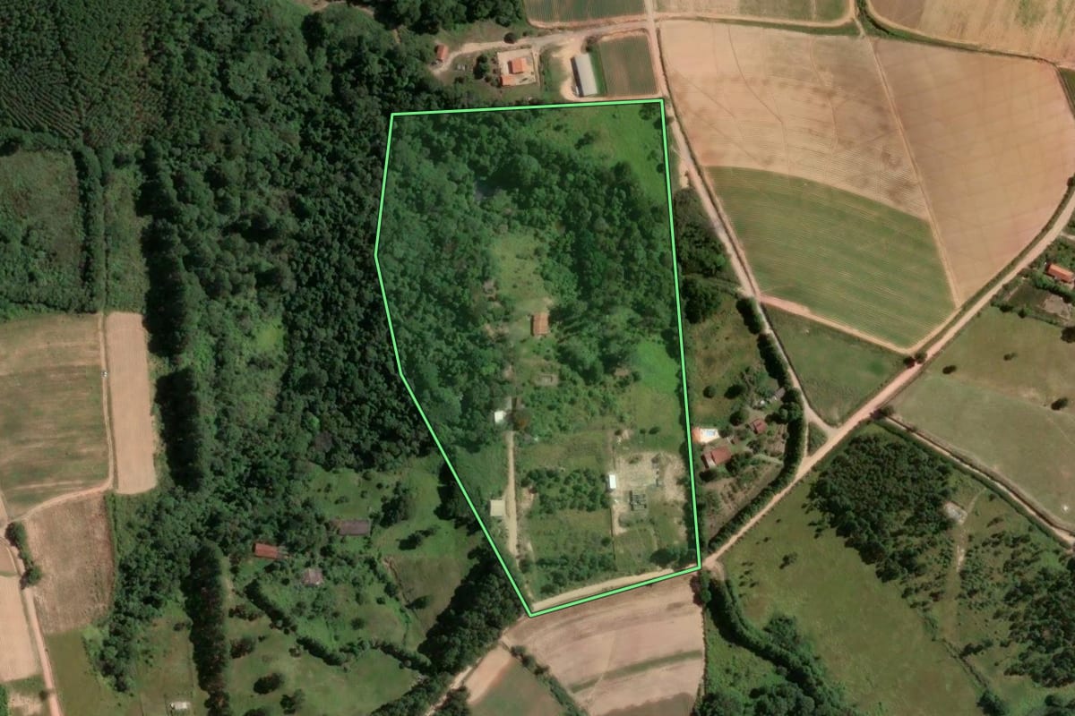 Imagem de satélite do imóvel rural em Piedade (SP), com o contorno declarado no CAR desenhado por cima.