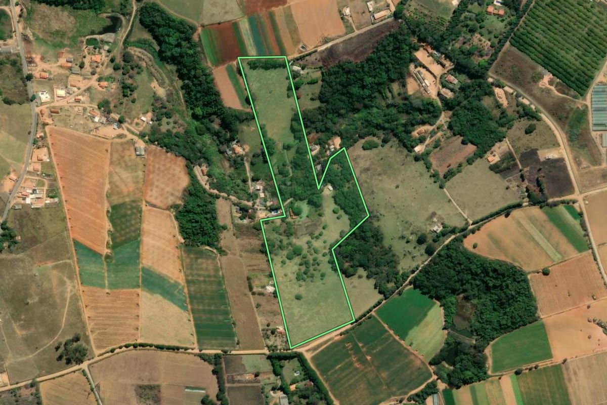 Imagem de satélite do imóvel rural em Piedade (SP), com o contorno declarado no CAR desenhado por cima.