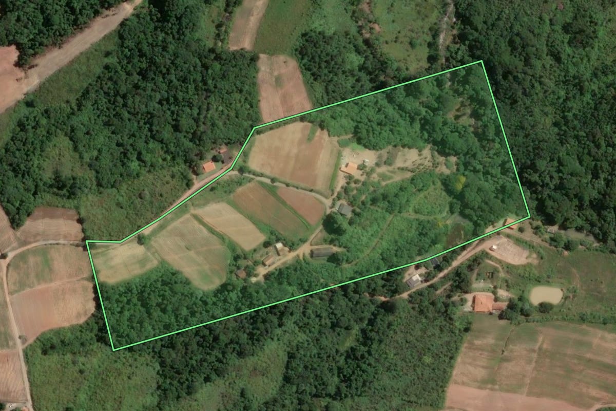 Imagem de satélite do imóvel rural em Piedade (SP), com o contorno declarado no CAR desenhado por cima.