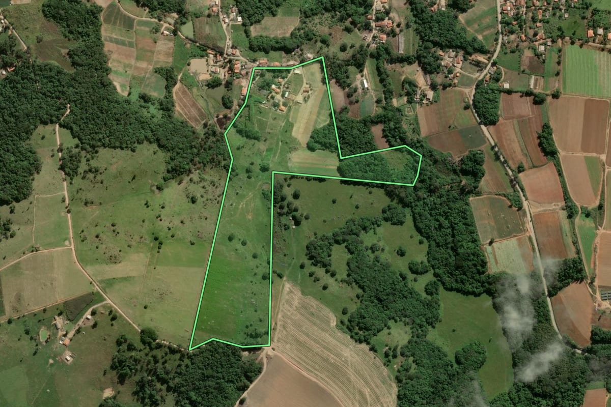 Imagem de satélite do imóvel rural em Piedade (SP), com o contorno declarado no CAR desenhado por cima.