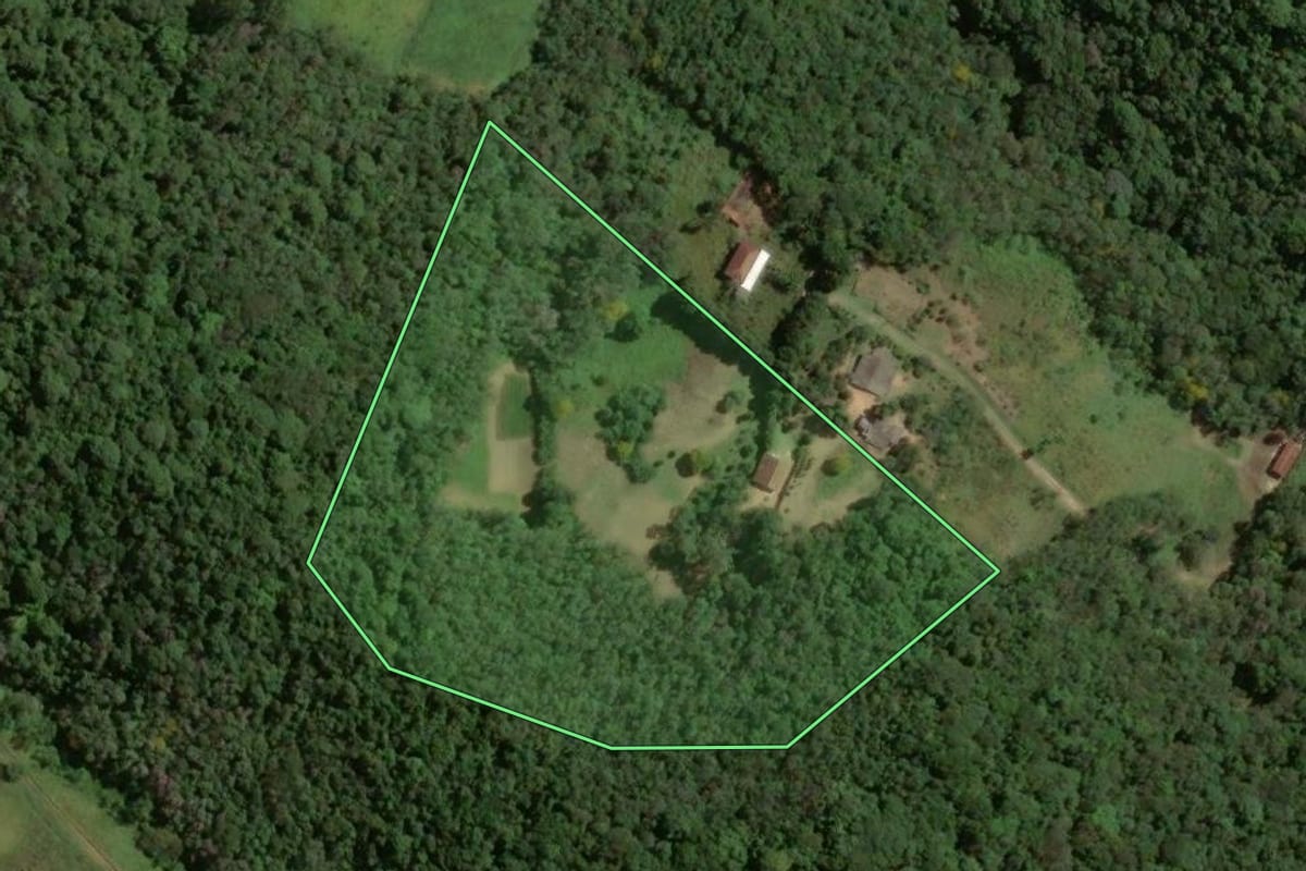 Imagem de satélite do imóvel rural em Piedade (SP), com o contorno declarado no CAR desenhado por cima.