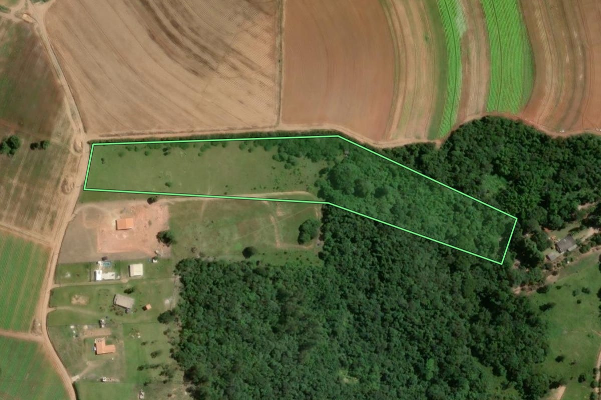 Imagem de satélite do imóvel rural em Piedade (SP), com o contorno declarado no CAR desenhado por cima.
