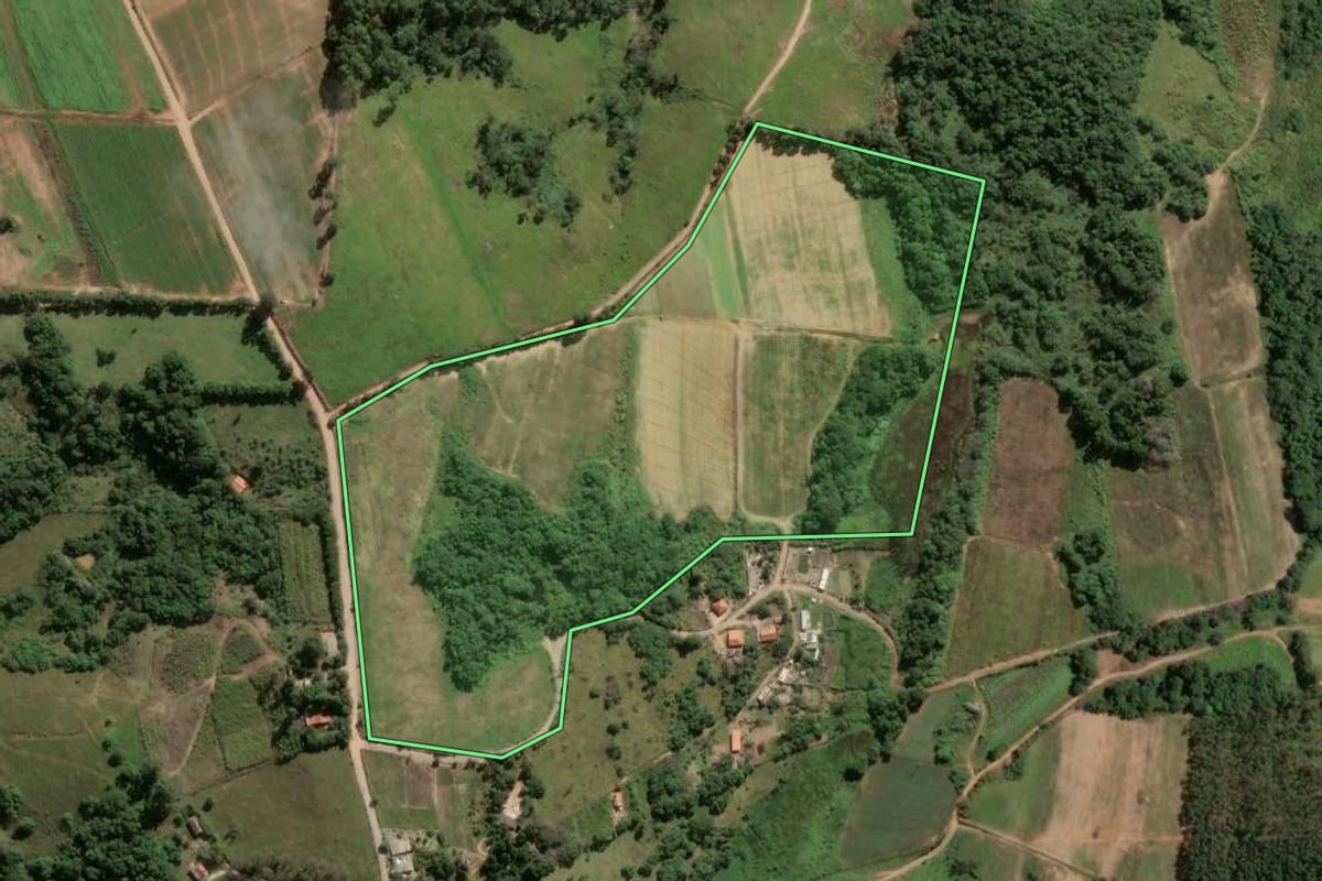 Imagem de satélite do imóvel rural em Piedade (SP), com o contorno declarado no CAR desenhado por cima.