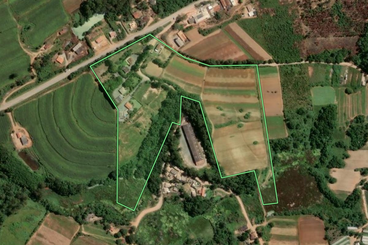 Imagem de satélite do imóvel rural em Piedade (SP), com o contorno declarado no CAR desenhado por cima.