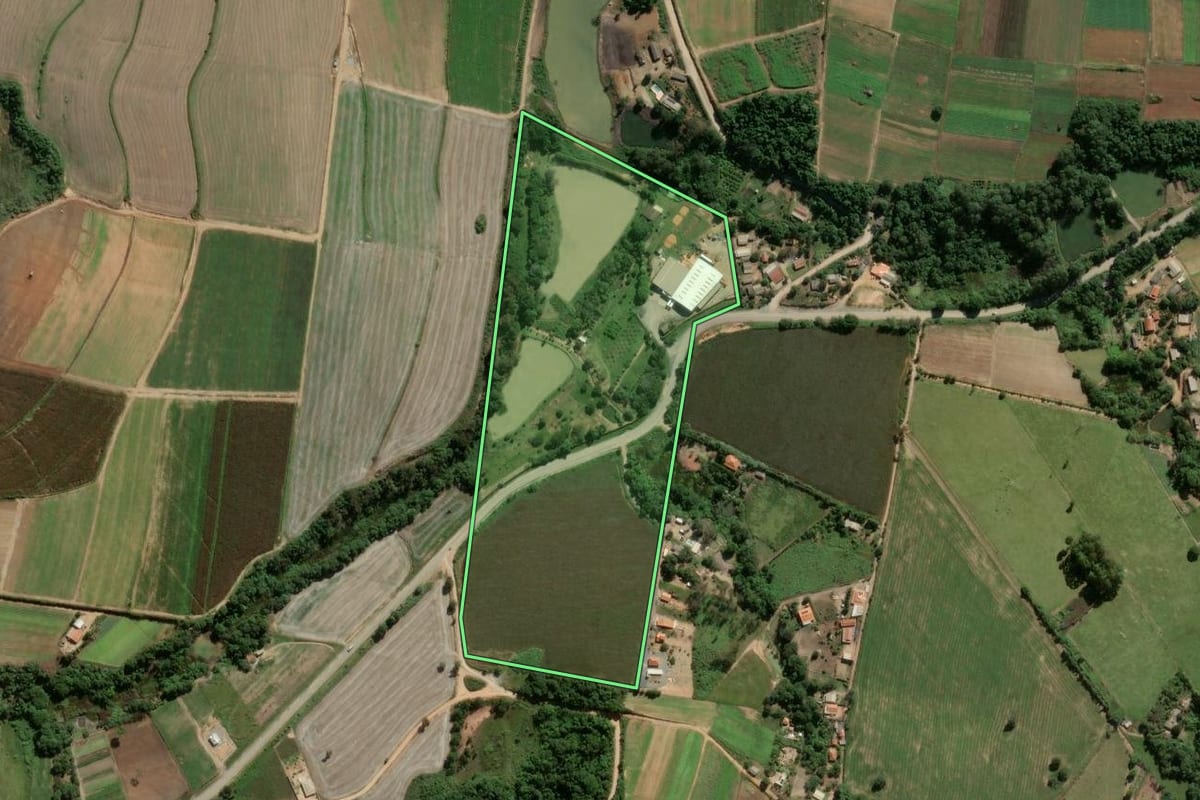 Imagem de satélite do imóvel rural em Piedade (SP), com o contorno declarado no CAR desenhado por cima.