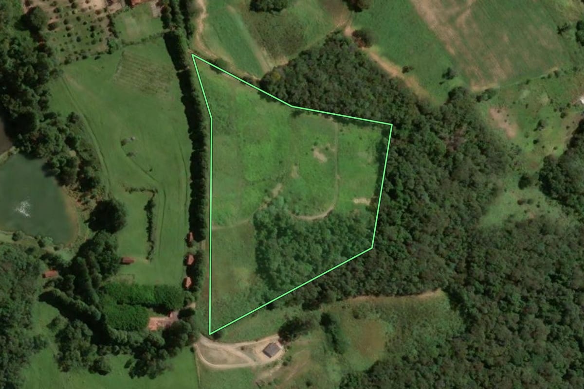Imagem de satélite do imóvel rural em Piedade (SP), com o contorno declarado no CAR desenhado por cima.