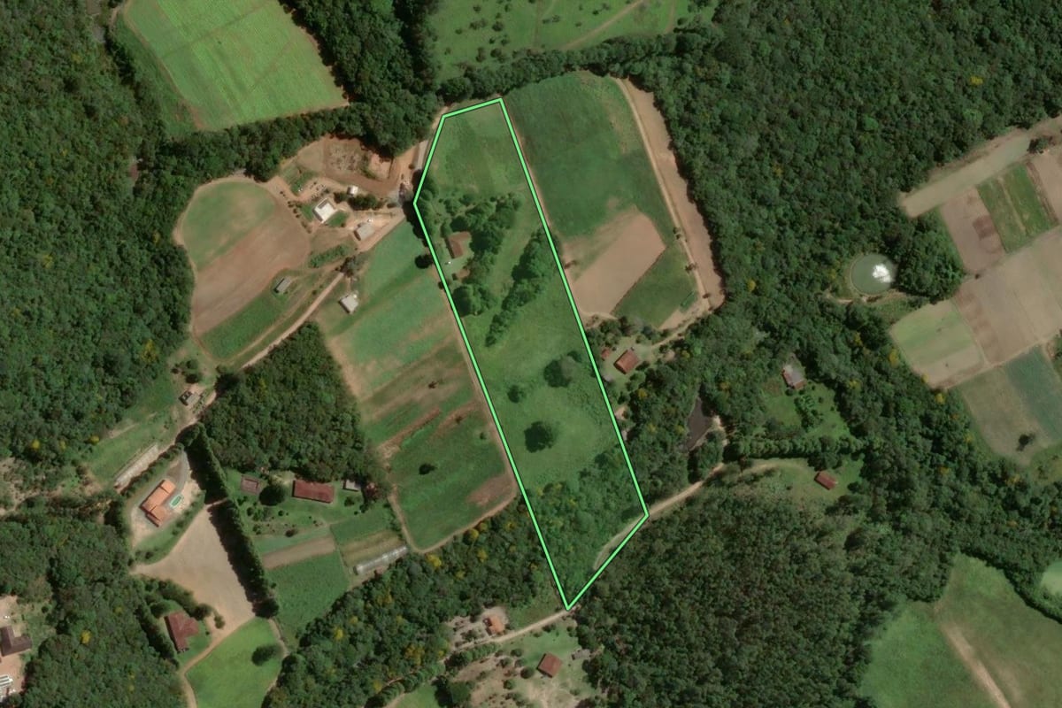 Imagem de satélite do imóvel rural em Piedade (SP), com o contorno declarado no CAR desenhado por cima.
