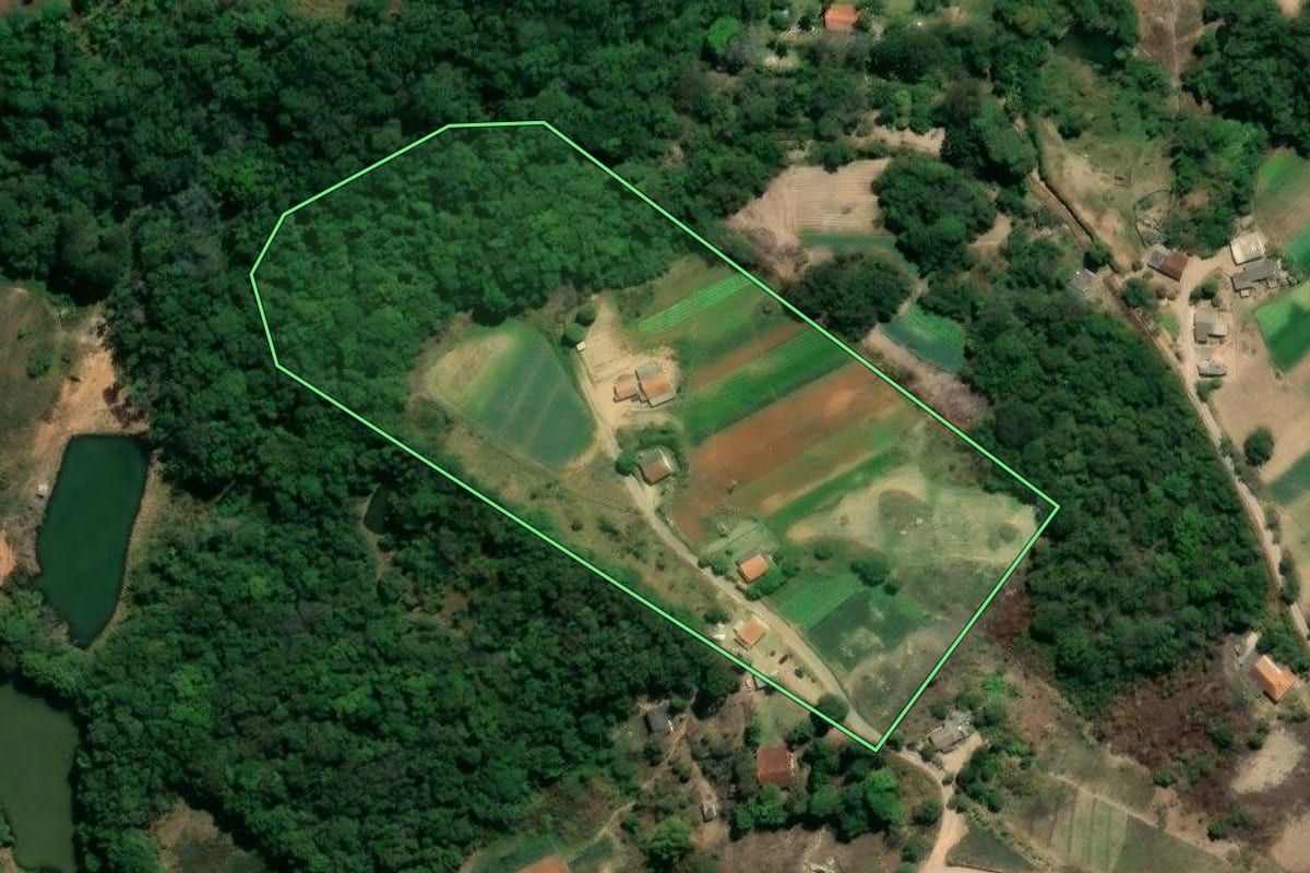 Imagem de satélite do imóvel rural em Piedade (SP), com o contorno declarado no CAR desenhado por cima.