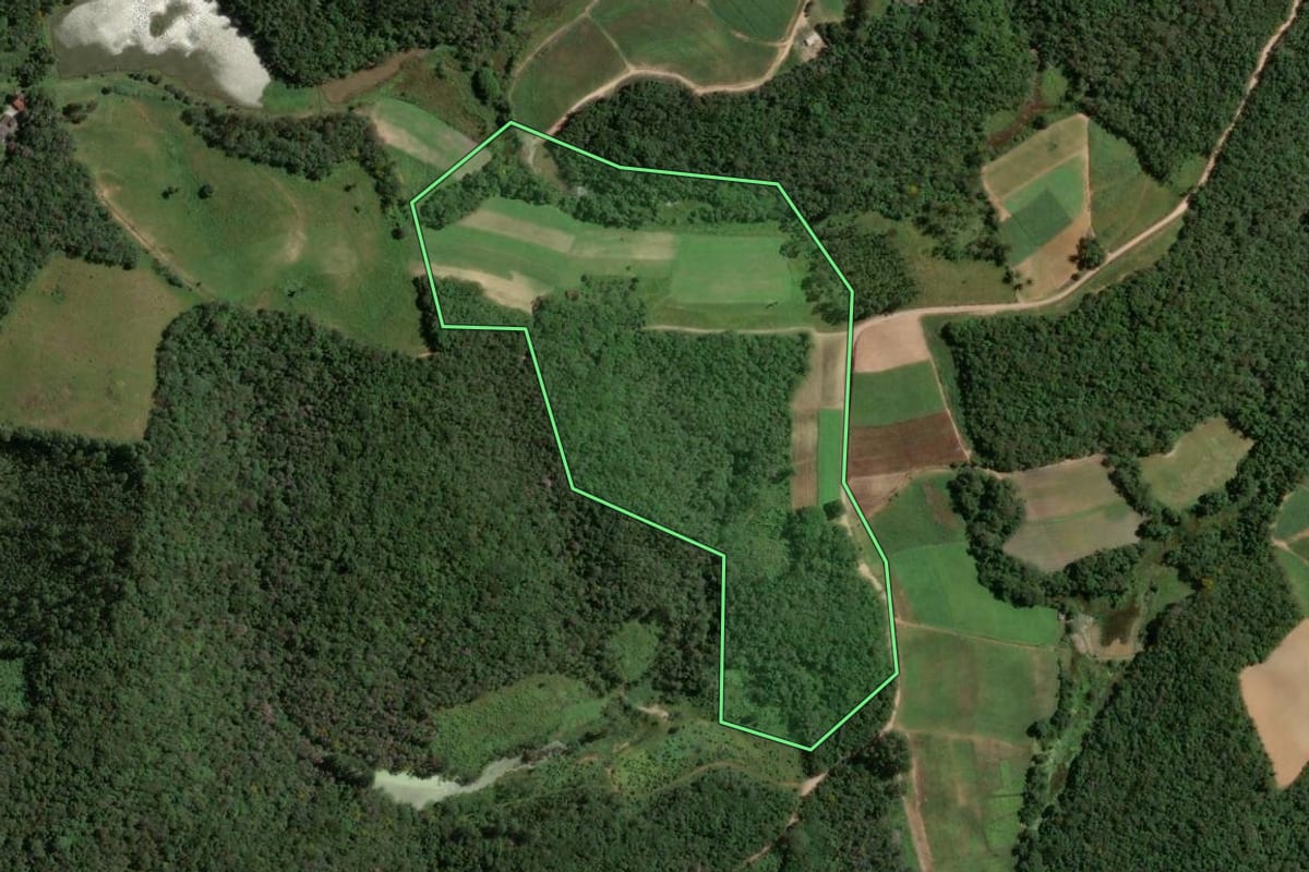 Imagem de satélite do imóvel rural em Piedade (SP), com o contorno declarado no CAR desenhado por cima.
