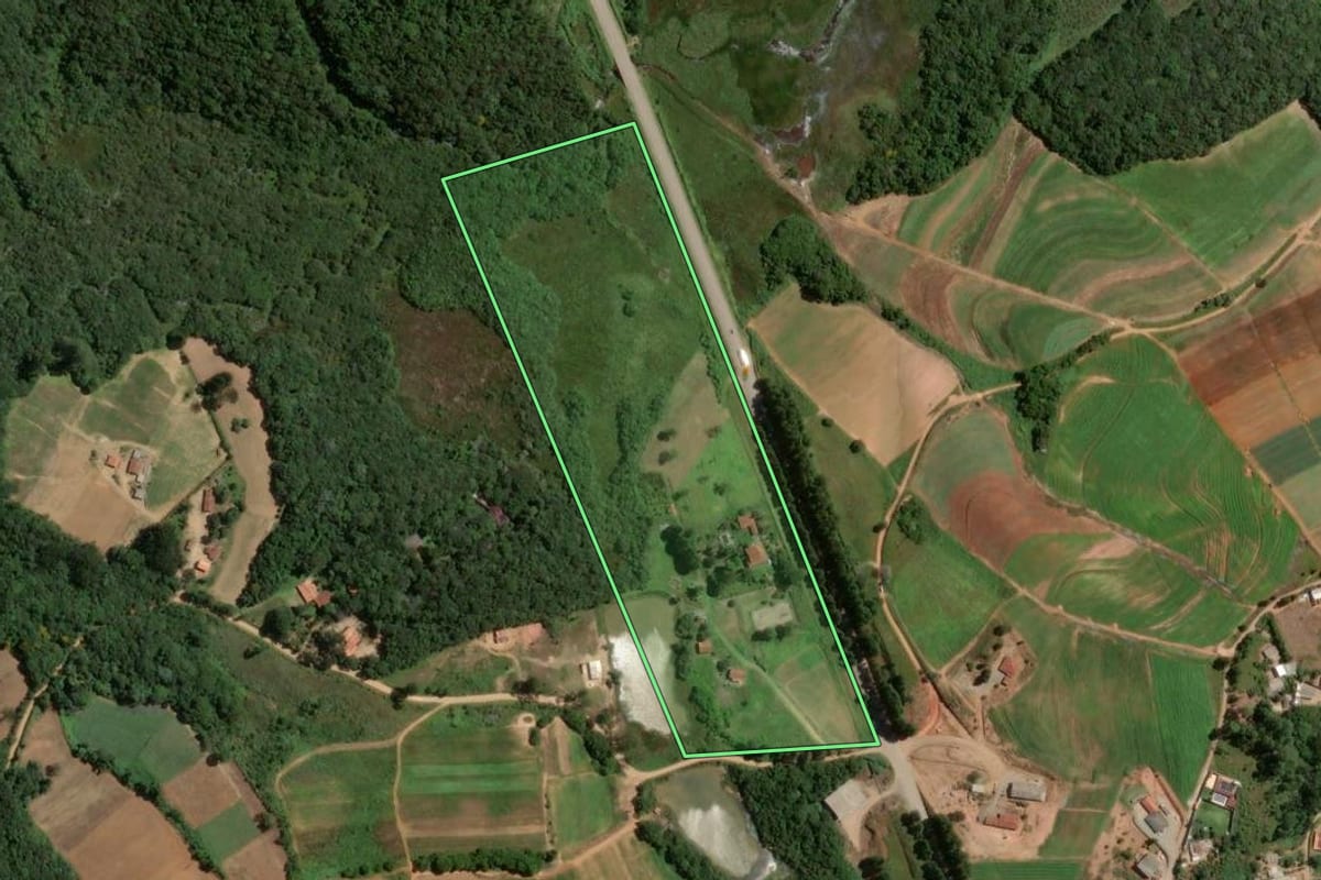 Imagem de satélite do imóvel rural em Piedade (SP), com o contorno declarado no CAR desenhado por cima.