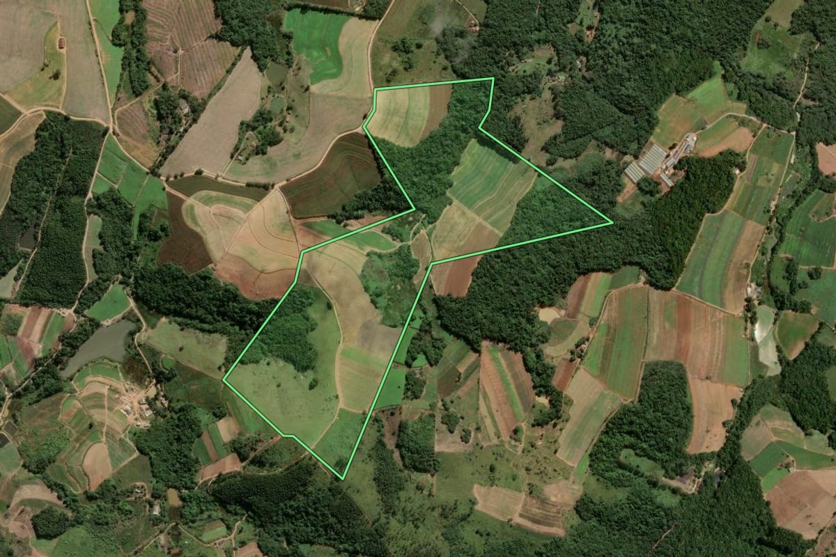 Imagem de satélite do imóvel rural em Piedade (SP), com o contorno declarado no CAR desenhado por cima.