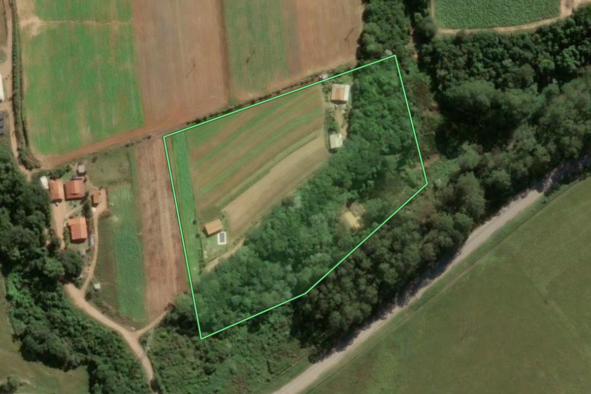 Imagem de satélite do imóvel rural em Piedade (SP), com o contorno declarado no CAR desenhado por cima.