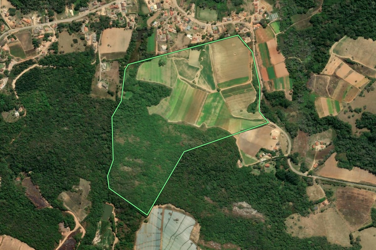 Imagem de satélite do imóvel rural em Piedade (SP), com o contorno declarado no CAR desenhado por cima.