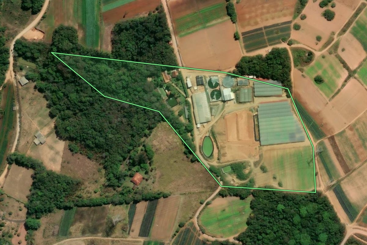 Imagem de satélite do imóvel rural em Piedade (SP), com o contorno declarado no CAR desenhado por cima.