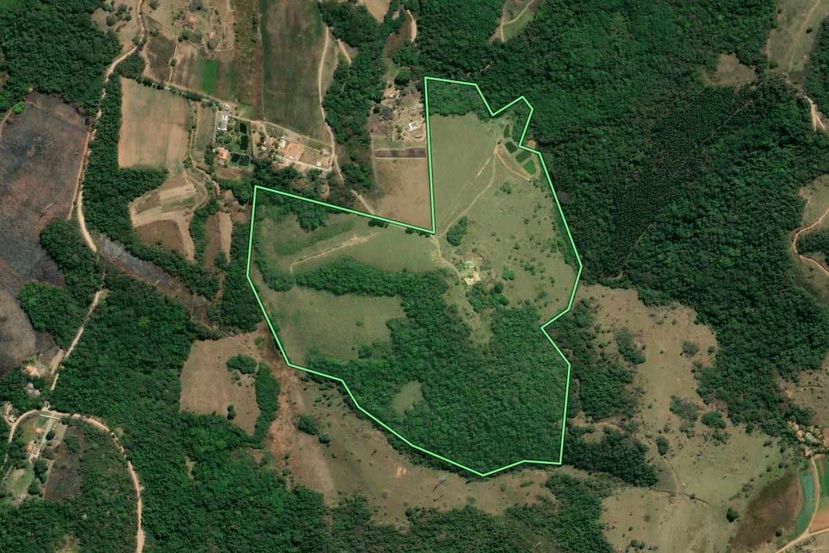 Imagem de satélite do imóvel rural em Piedade (SP), com o contorno declarado no CAR desenhado por cima.
