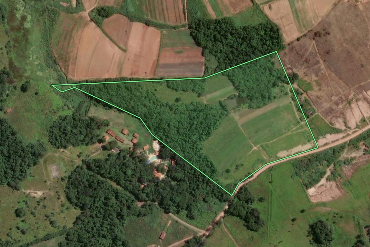 Imagem de satélite do imóvel rural em Piedade (SP), com o contorno declarado no CAR desenhado por cima.