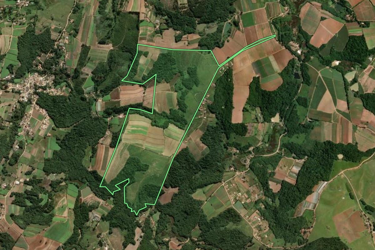 Imagem de satélite do imóvel rural em Piedade (SP), com o contorno declarado no CAR desenhado por cima.