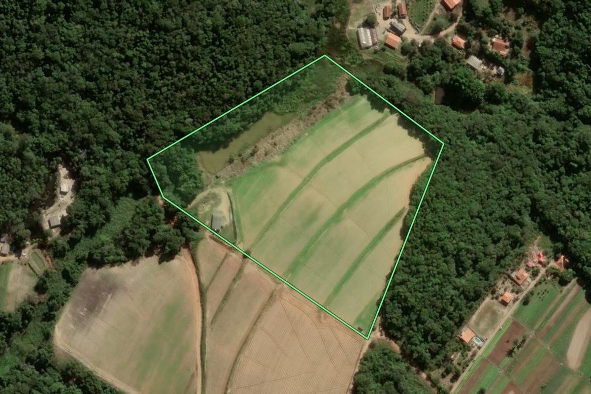 Imagem de satélite do imóvel rural em Piedade (SP), com o contorno declarado no CAR desenhado por cima.