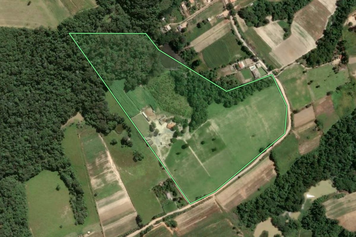 Imagem de satélite do imóvel rural em Piedade (SP), com o contorno declarado no CAR desenhado por cima.