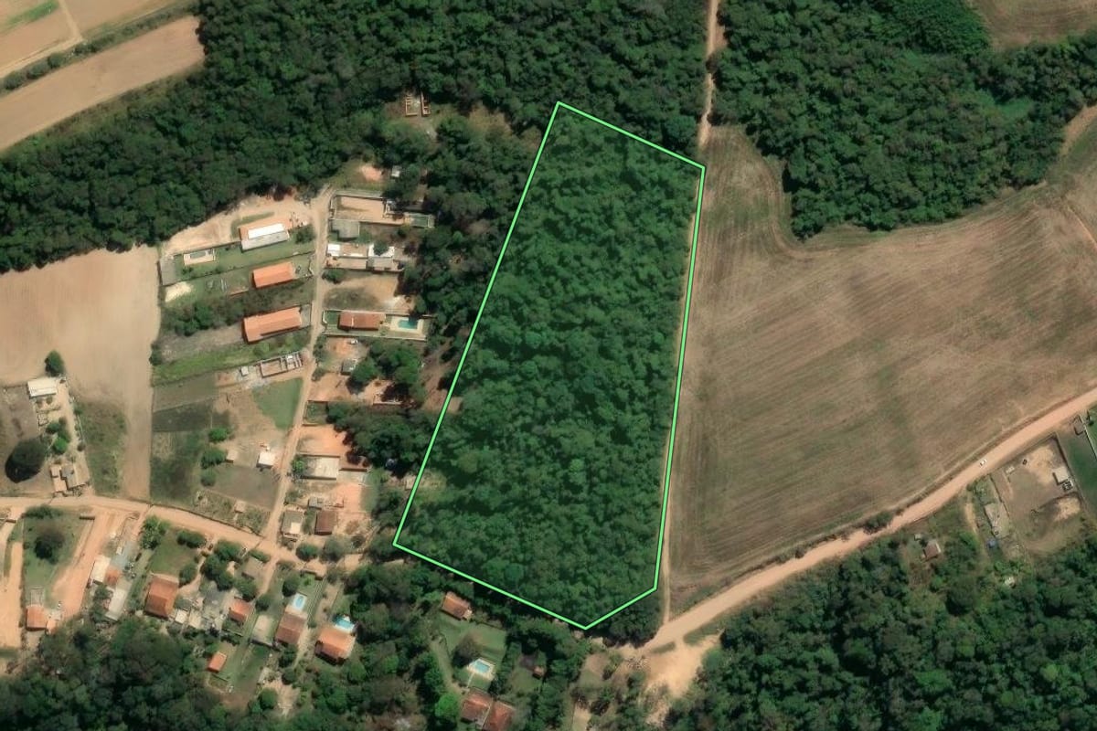Imagem de satélite do imóvel rural em Piedade (SP), com o contorno declarado no CAR desenhado por cima.