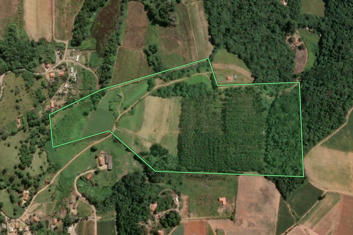 Imagem de satélite do imóvel rural em Piedade (SP), com o contorno declarado no CAR desenhado por cima.