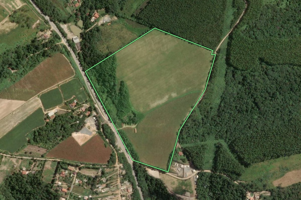 Imagem de satélite do imóvel rural em Piedade (SP), com o contorno declarado no CAR desenhado por cima.
