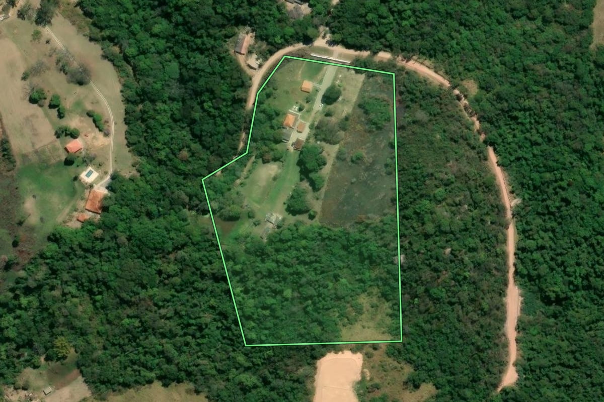 Imagem de satélite do imóvel rural em Piedade (SP), com o contorno declarado no CAR desenhado por cima.