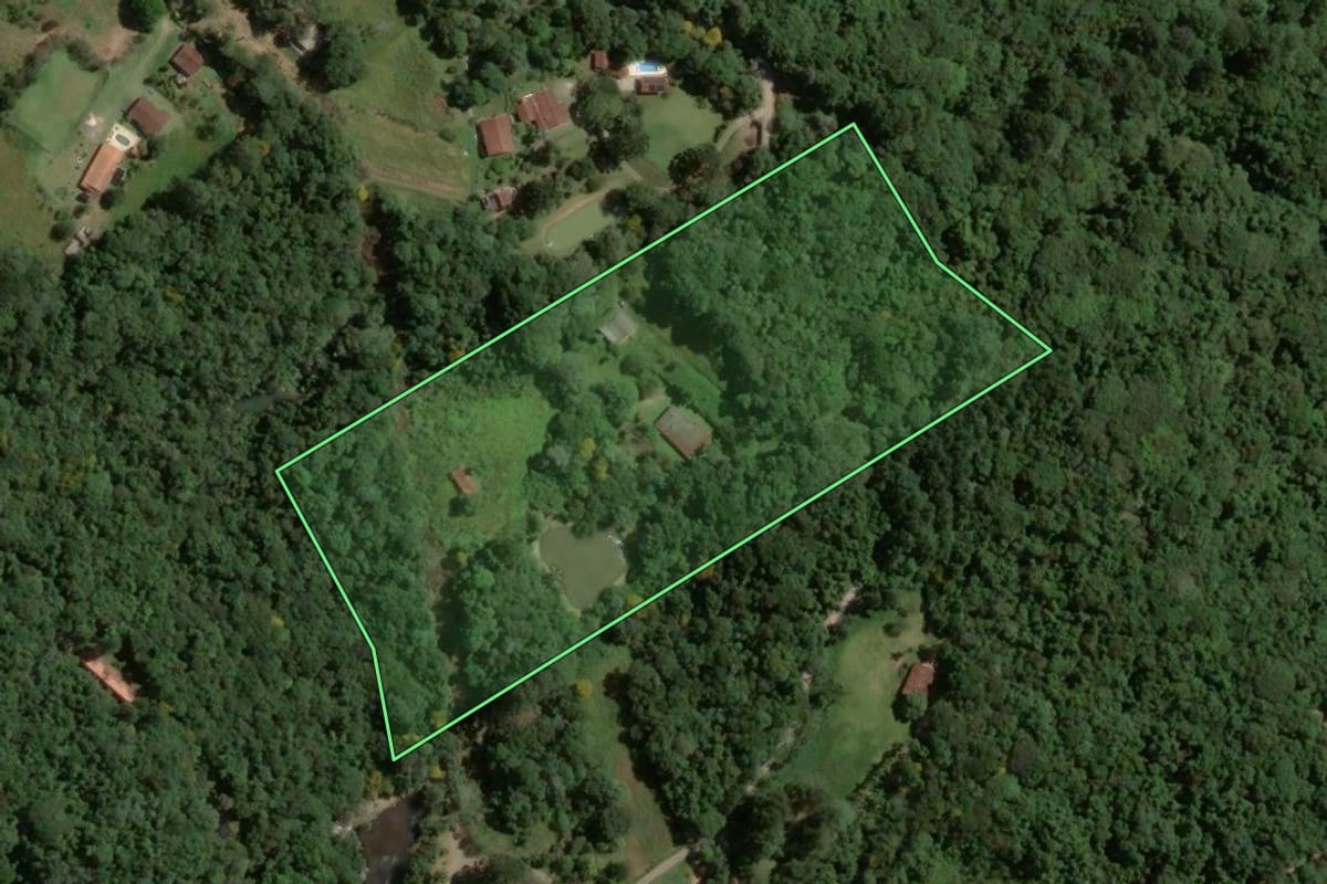 Imagem de satélite do imóvel rural em Piedade (SP), com o contorno declarado no CAR desenhado por cima.