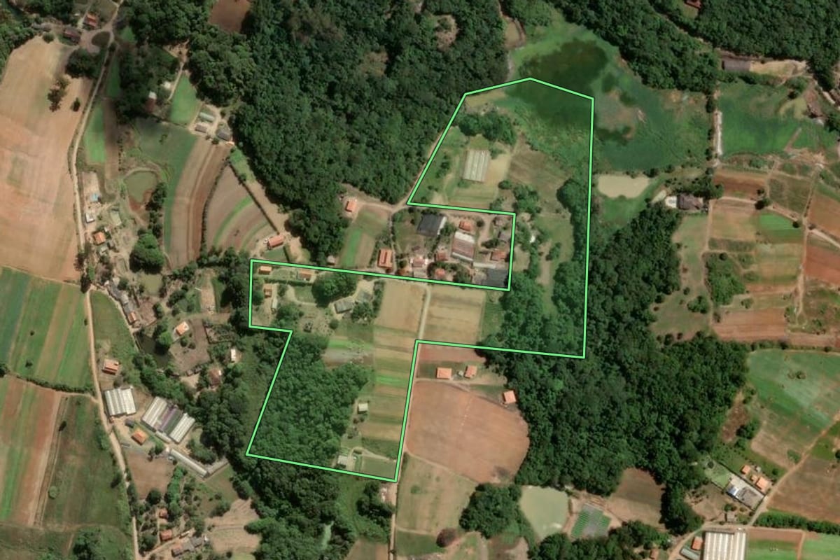 Imagem de satélite do imóvel rural em Piedade (SP), com o contorno declarado no CAR desenhado por cima.
